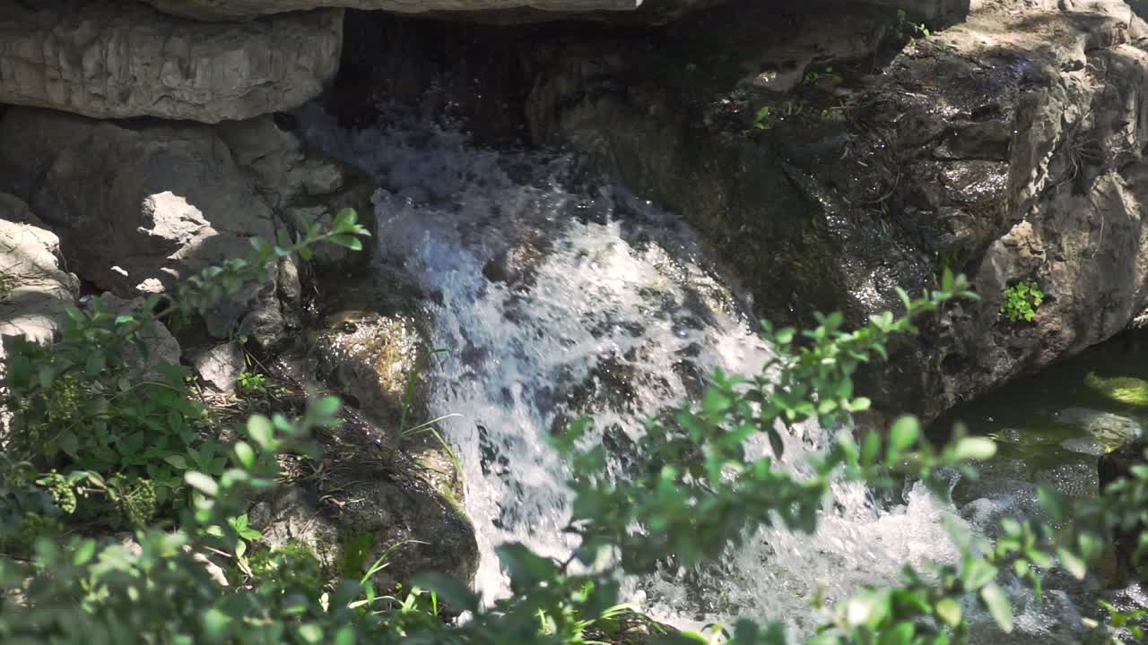 깊은 숲에서 폭포. 거대한 돌 사이에서 자연 폭포의 느린 움직임  ⁇