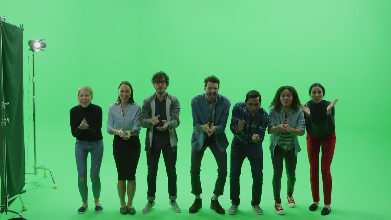 그린 스크린 크로마 키 스튜디오: 대중 스포츠 행사, 콘서트, 페스티벌, 파티에서 손을 들어 환호하고 박수를 치는 다민족 팬들의 다양한 군중.