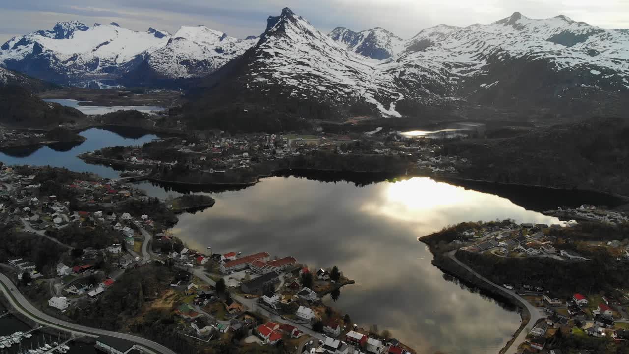 antena en cámara lenta de una hermosa ciudad noruega durante la puesta de sol