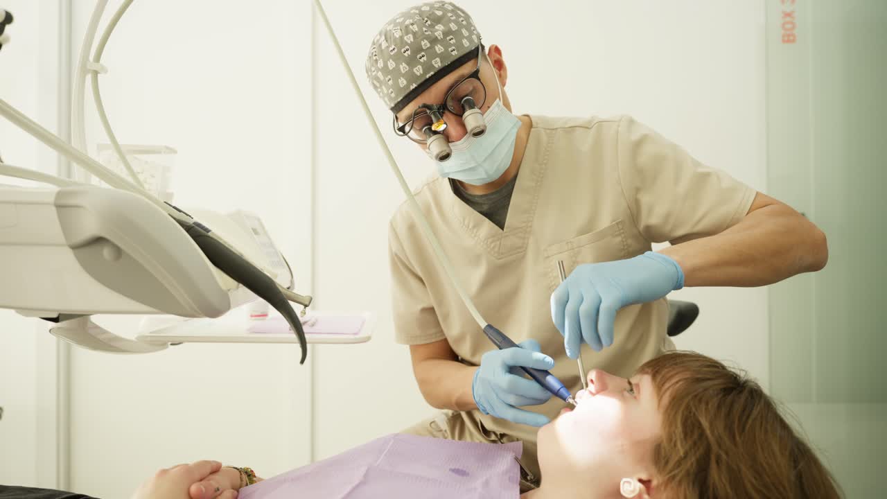 Dentista realizando un procedimiento dental en un paciente en una clínica moderna