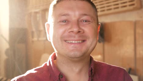 retrato de carpintero en su lugar de trabajo.