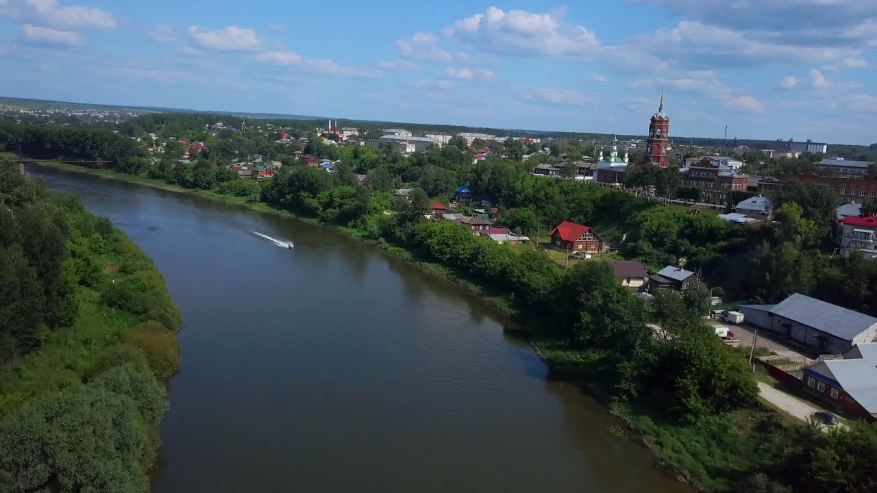 Flyfoto av en russisk by ved en elv