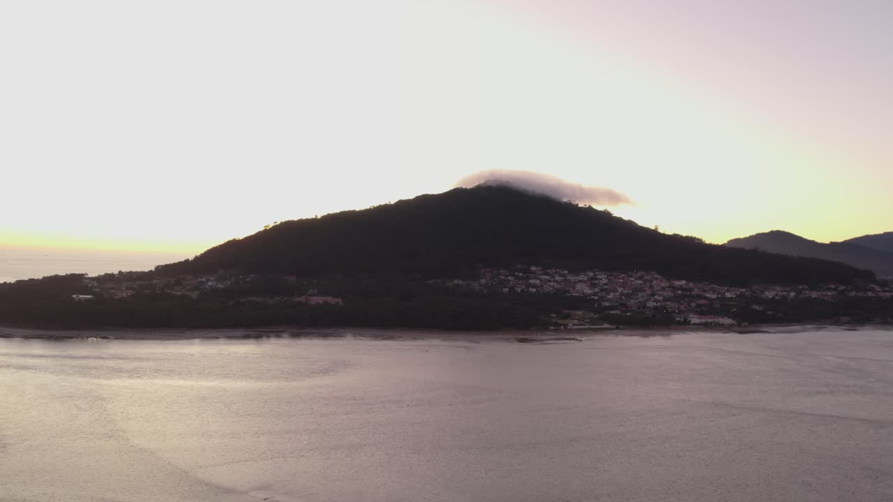 몬테 산타 테클라 위로 떠오르는 햇빛과 몰레도 두 미뉴의 잔잔한 물결