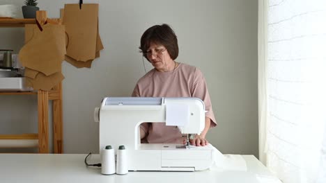 costurera cosiendo en la máquina en el taller