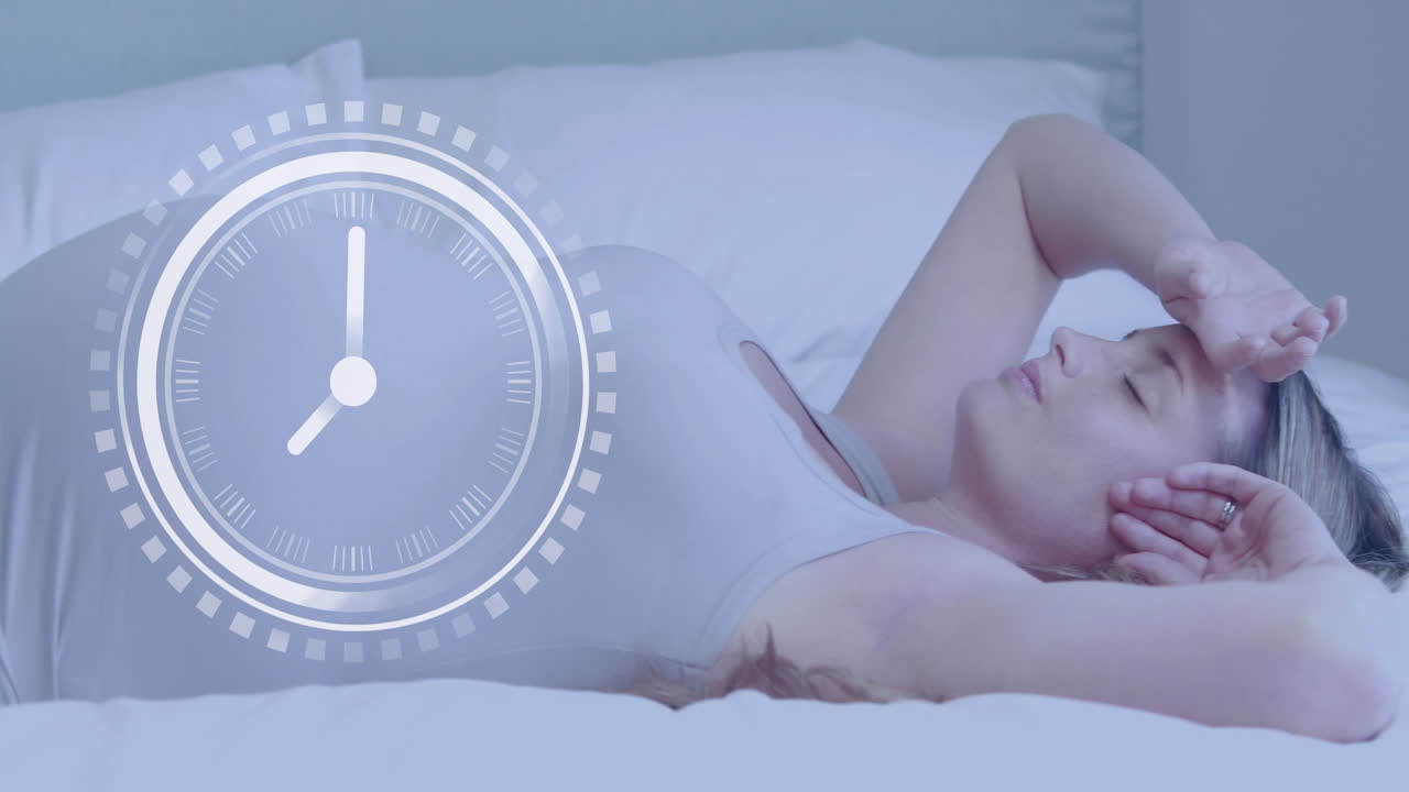 침대에 누워 휴식을 취하는 행복한 임산부 백인 여성 위에 빠르게 움직이는 손으로 시계