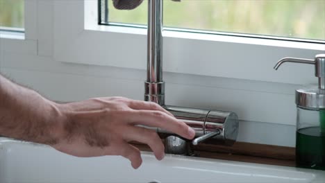 grifo en la cocina con agua corriente