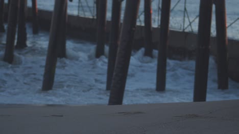 Rompiendo-Olas-En-Cámara-Lenta-Bajo-El-Muelle-De-Seal-Beach