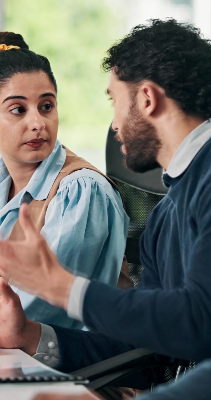 Colleghi che discutono di strategia aziendale in una riunione in un ufficio moderno