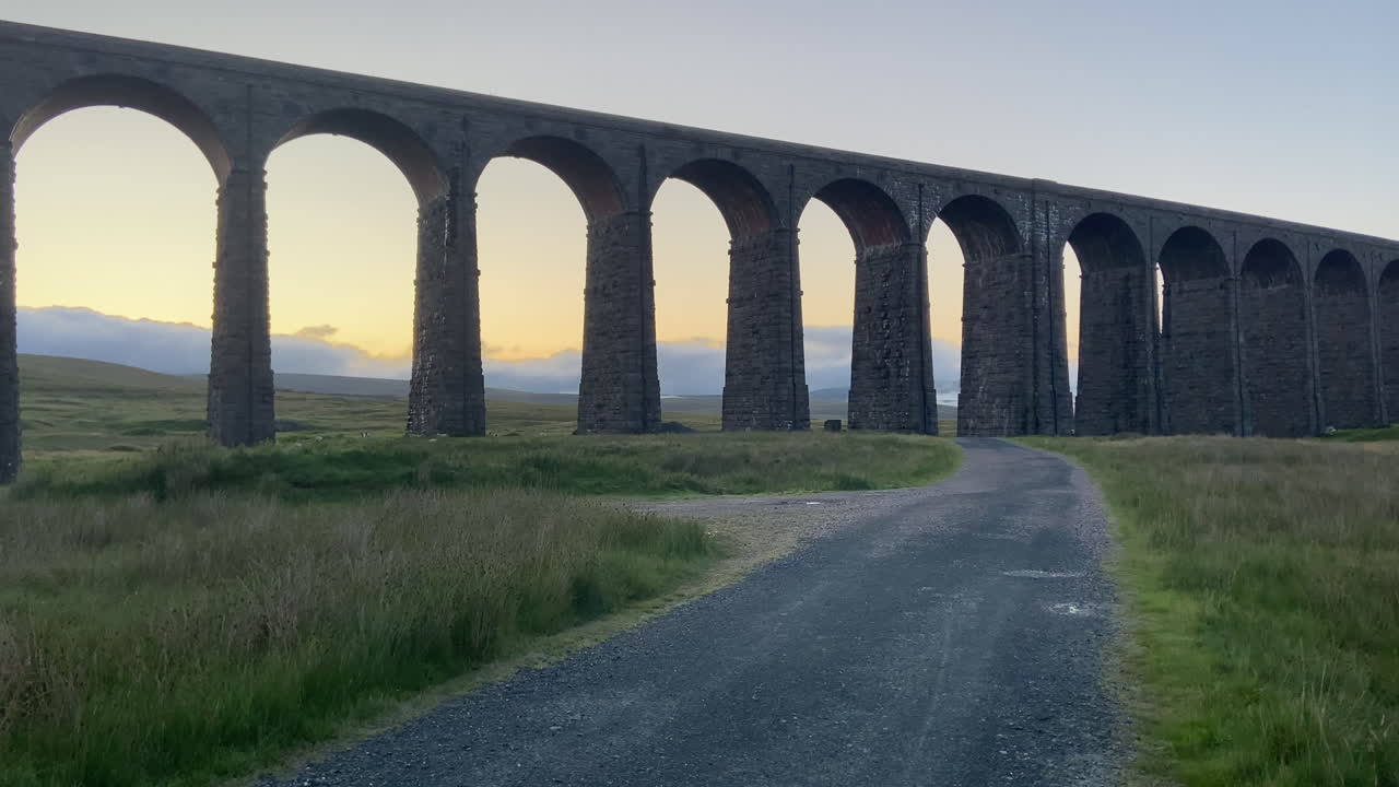 해가 뜨는 시점에서 리블헤드 다리 (ribblehead viaduct) 를 촬영하는  ⁇ 드헬드