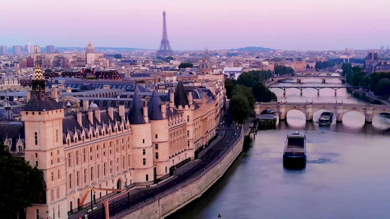 vista aérea de la torre eiffel y el río sena al amanecer, parís, francia