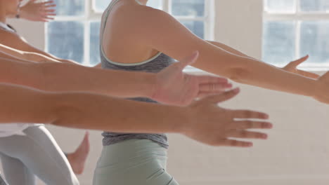 Yoga-Kurs-Mit-Schönen-Frauen,-Die-Baumpose-Praktizieren-Und-Ihren-Körper-Dehnen-Und-Einen-Gesunden-Lebensstil-Genießen-Und-Bei-Sonnenaufgang-Im-Fitnessstudio-Trainieren