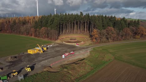 Fundación-De-Turbina-Eólica-Construida-En-Medio-De-Un-Bosque-De-Pinos-Y-Campos-Rurales-En-Alemania