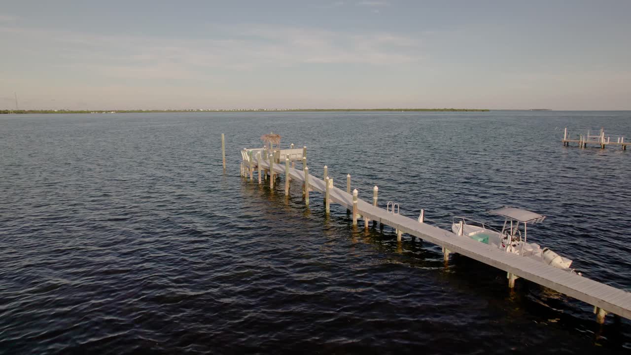 drone aéreo de un pequeño muelle privado en las aguas de los cayos de florida puesta de sol