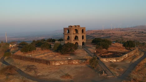 Mahel-De-Chandbiwi,-Palacio-Chand-Bibi-En-Ahmednagar,-India---Estructura-De-Piedra-Octal---Historia-India-|-Guerrero-|-Chand-Bibi-|-Cultura-Islámica,-Arquitectura-Y-Arte-Del-Sultanato-De-Decán-|-Aéreo