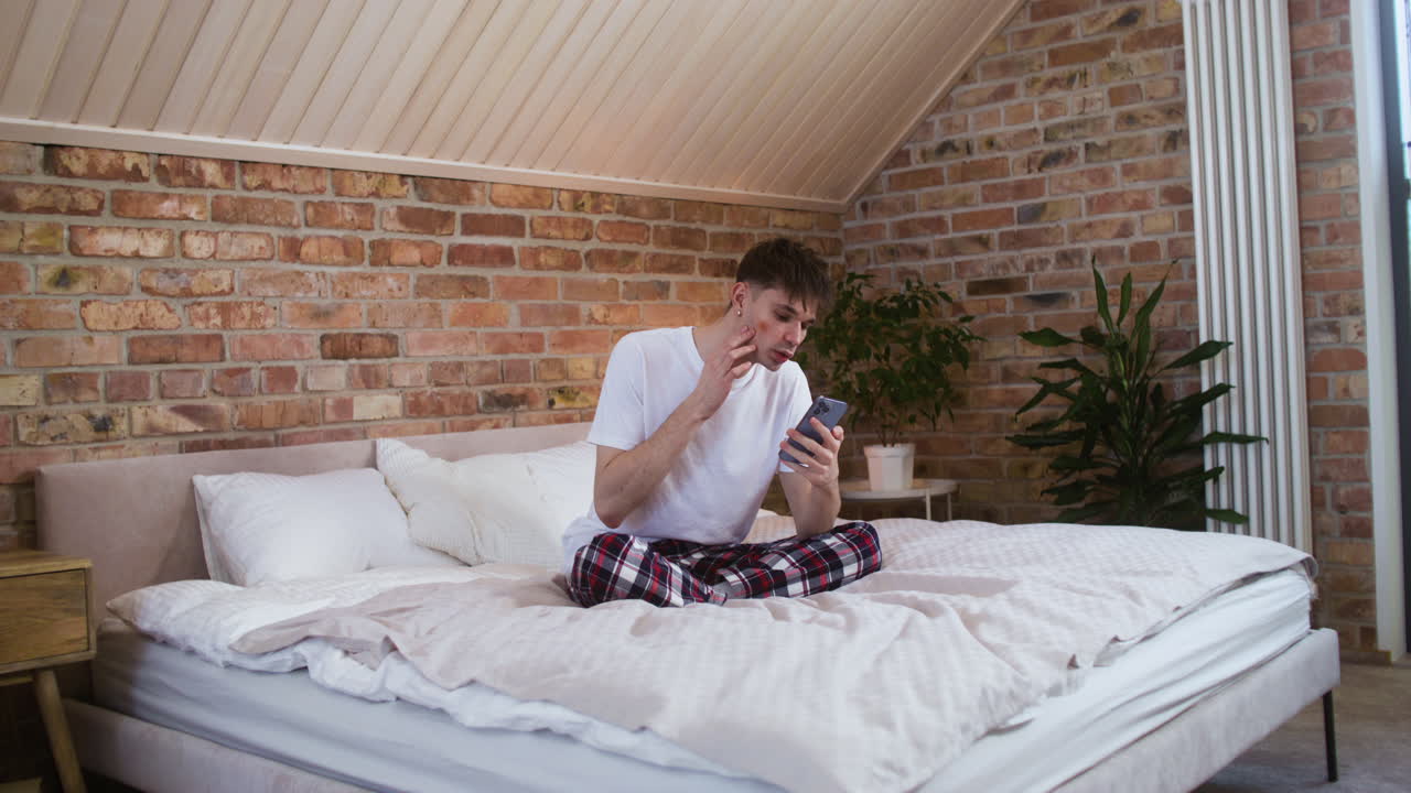 침실에 있는 남자