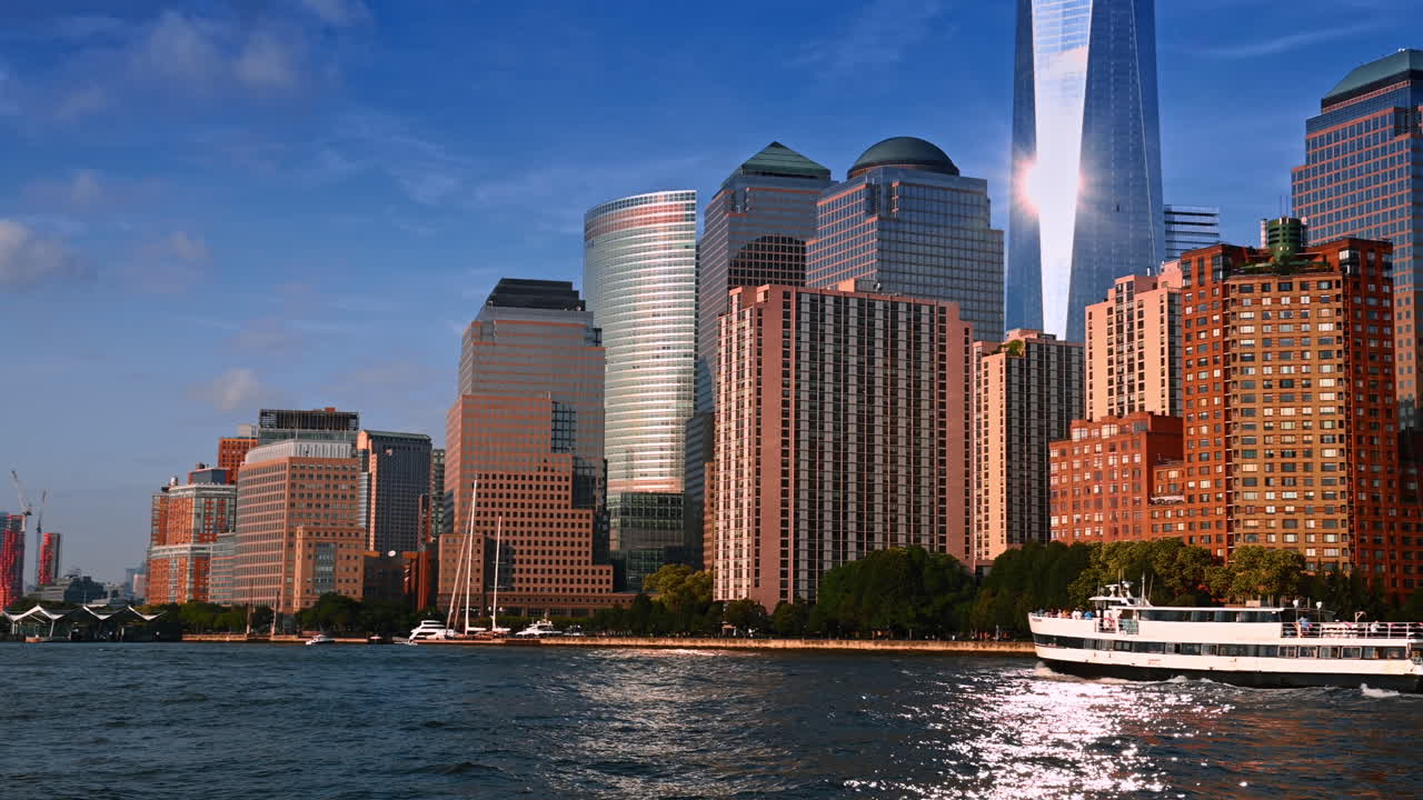 Passeio pela orla de Nova York com arranha-céus modernos. Excursão de barco para passear pela metrópole.