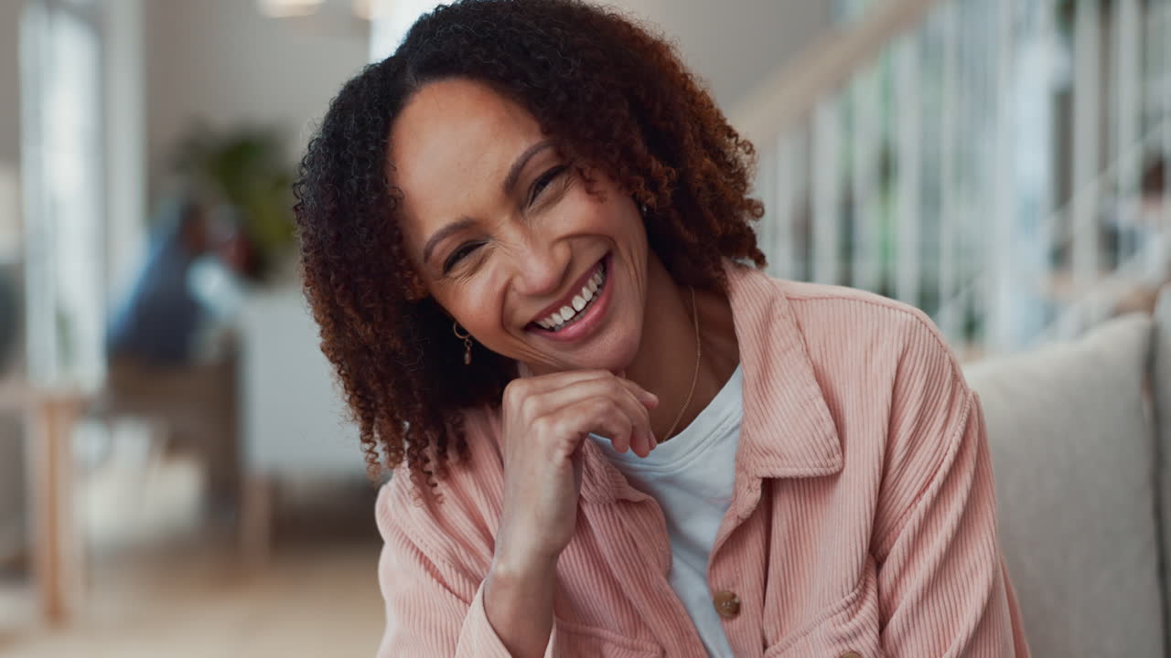 Donna sorridente che si siede su un divano