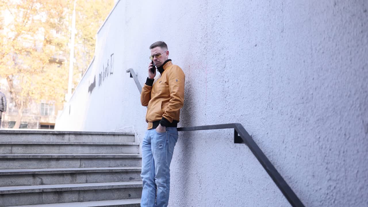 hombre hablando por teléfono al aire libre