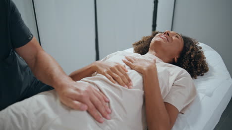 el paciente visita al médico de fisioterapia en la clínica. el terapeuta examina de cerca las manos