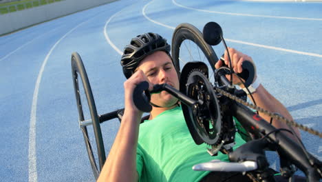 atleta discapacitado compitiendo en silla de ruedas 4k