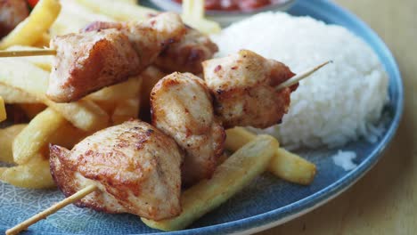 pinzones de pollo a la parrilla con arroz y papas fritas