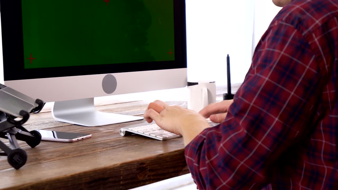 el programador independiente caucásico que trabaja en casa