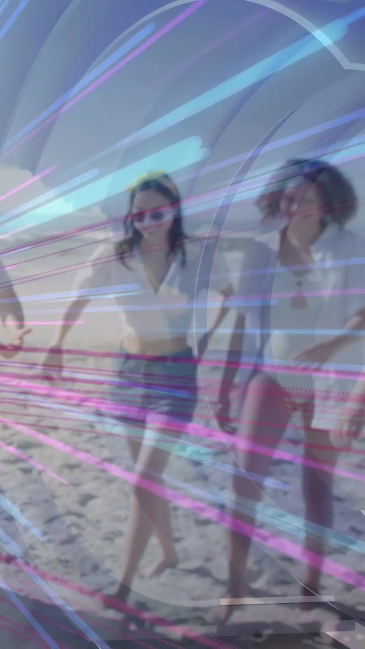 Vídeo vertical: Duas mulheres entrando pela esquerda, passando pela câmera na praia, com uma faixa HUD de viagem parcialmente ocultando.