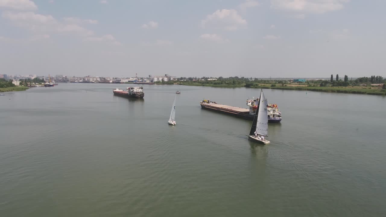 보트 와 항해 선박 이 있는 강 장면