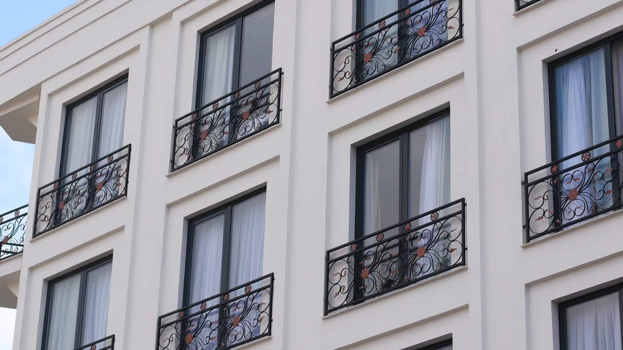 fachada moderna de un edificio de apartamentos con balcones ornamentales