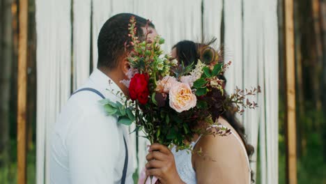 pareja besándose en una boda rústica al aire libre