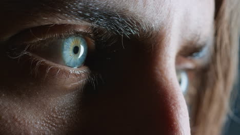 Nahaufnahme-Makroblauer-Augen,-Die-Einen-Jungen-Mann-öffnen,-Der-Das-Licht-Betrachtet,-Das-Auf-Der-Iris-Reflektiert-Wird,-Gesundes-Sehvermögen,-Optometrie-Konzept
