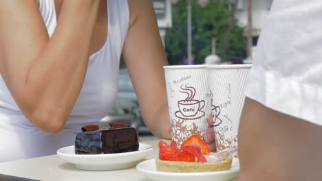 personas comiendo postres y bebiendo café en una cafetería