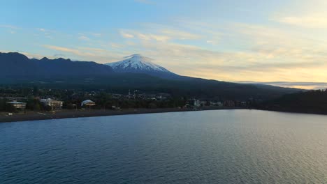 Toma-Aérea-En-órbita-Sobre-El-Lago-Villarrica