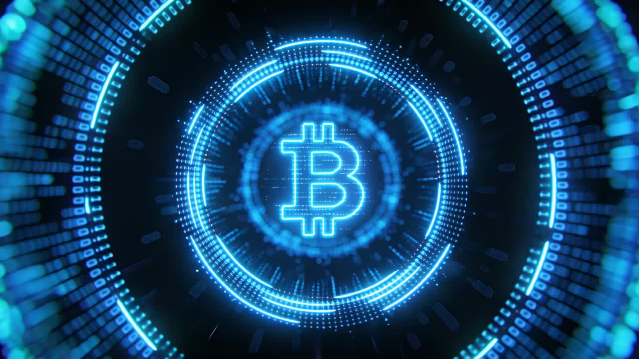 Iniziando su sfondo nero, emblema BTC pulsante, anelli HUD rotanti, cifre binarie che scorrono evocando una rete.