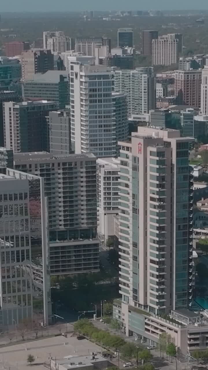 Vista do centro de Dallas e de seus edifícios de cima durante o dia
