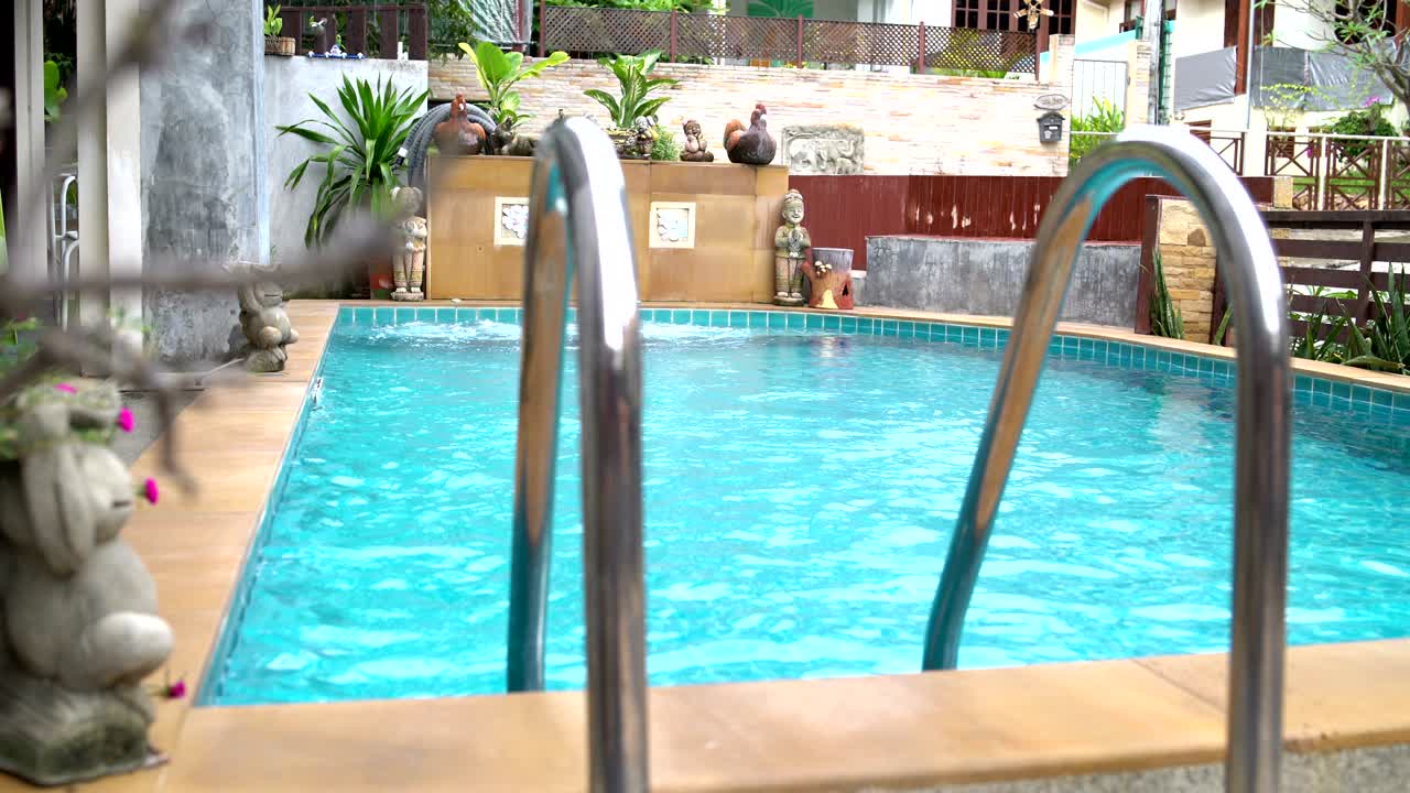 escalera a la piscina con bañera de agua caliente