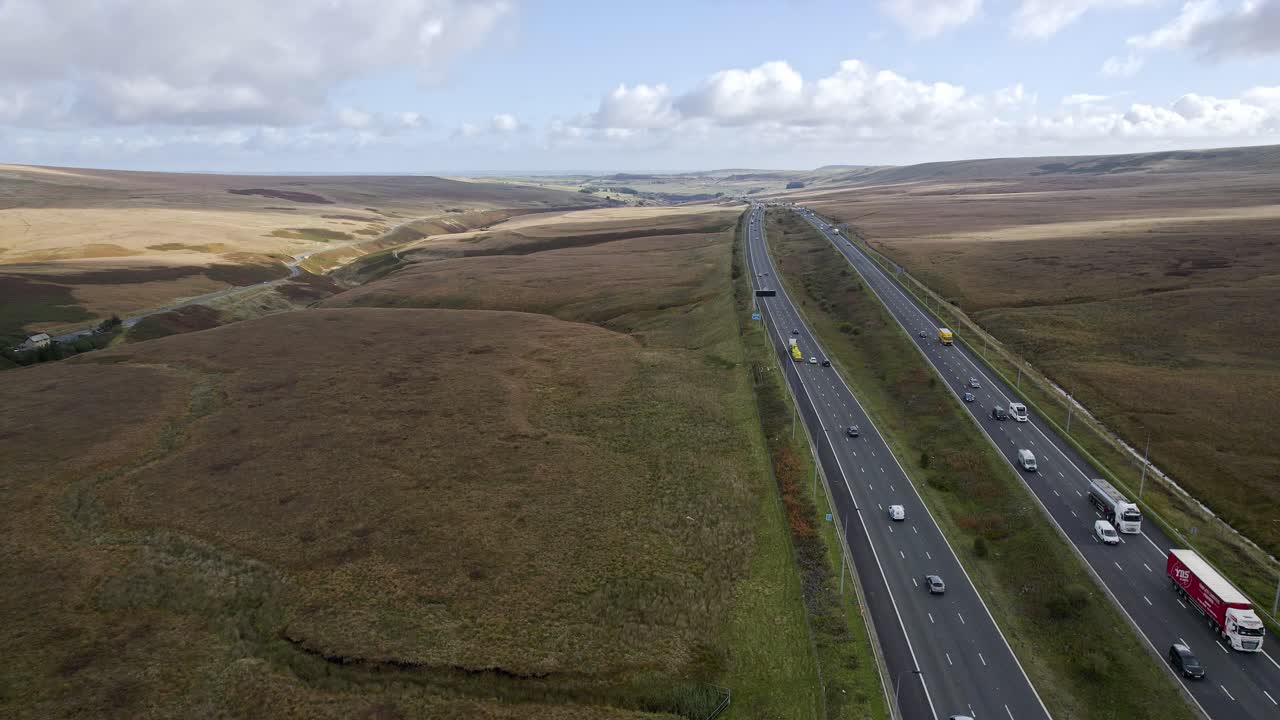 imágenes aéreas de la autopista m62 en su cumbre, la autopista más alta de inglaterra