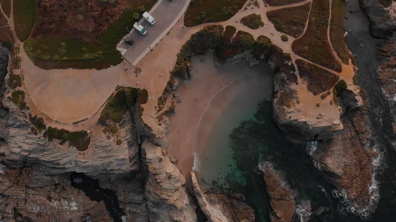 어촌 마을 porto covo, 포르투갈의 해안선을 비행