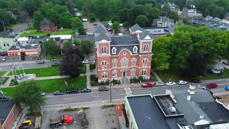 Palacio-De-Justicia-Del-Condado-De-Tioga-En-Owego,-Nueva-York,-Drone-Aéreo