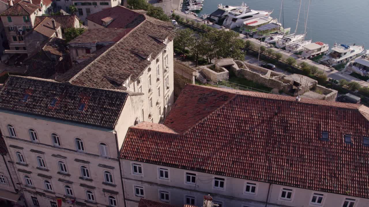 Kotor, Montenegro, città medievale con tetti rossi, prospettiva aerea