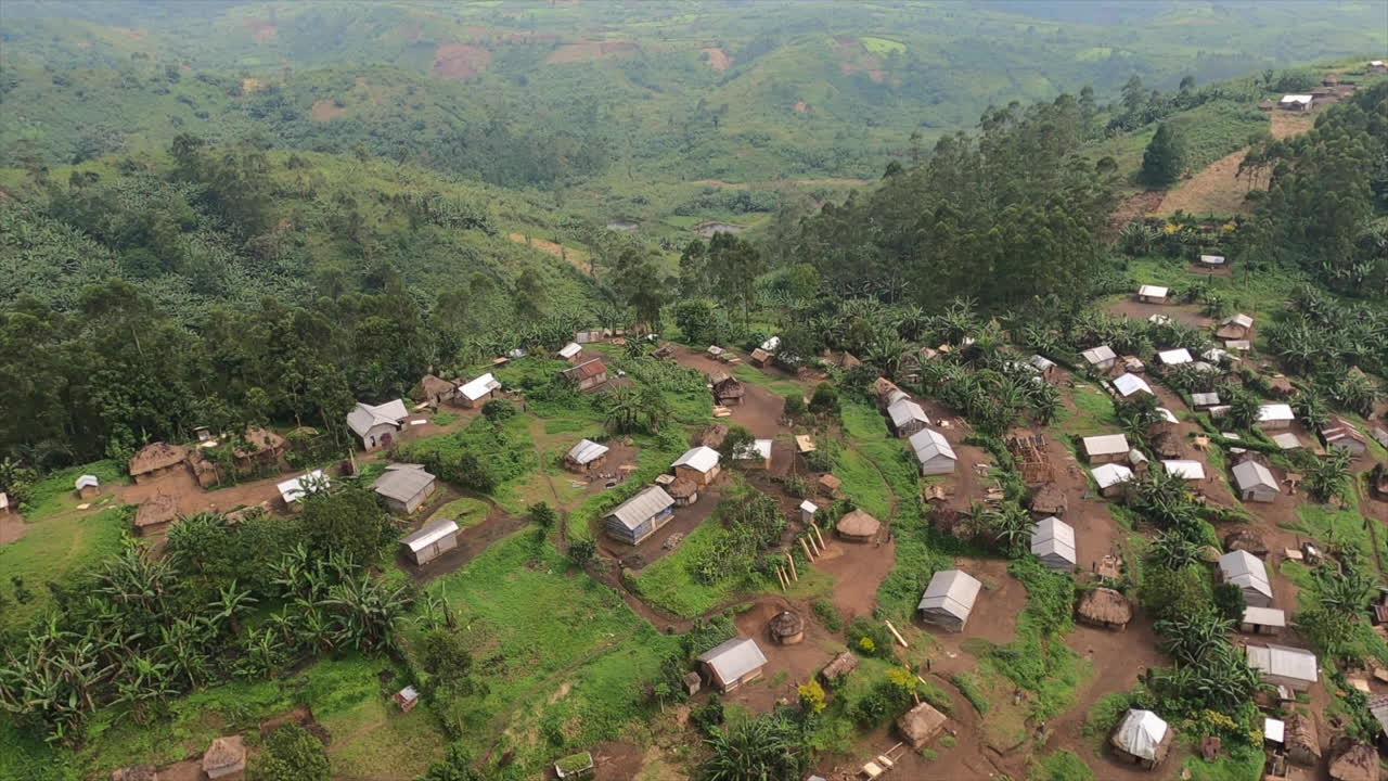 vuelo aéreo rápido sobre el pueblo de la jungla cortado en una montaña empinada y exuberante