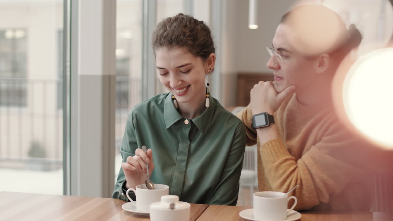 젊은 남자와 그의 사랑하는 여자 식당에서
