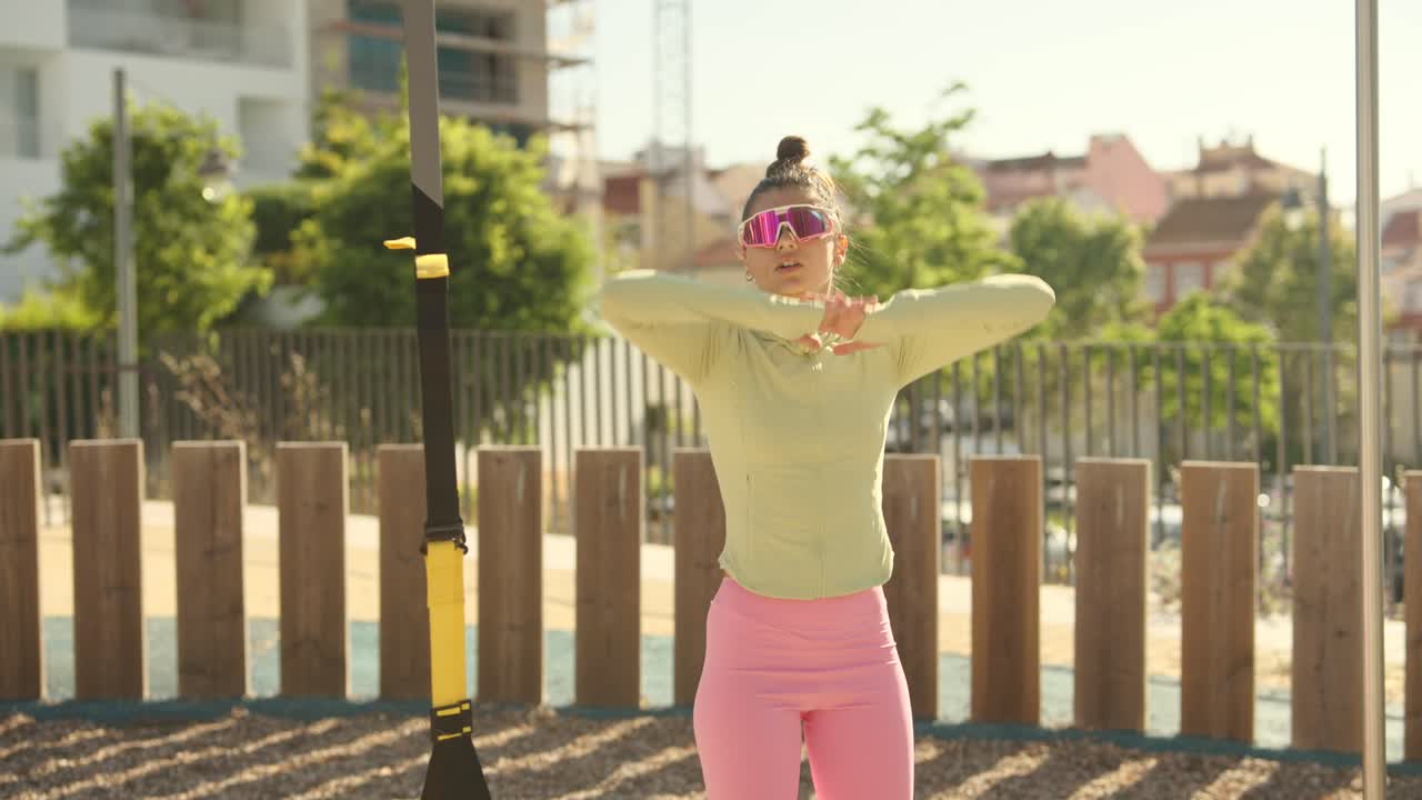 mujer estirándose al aire libre