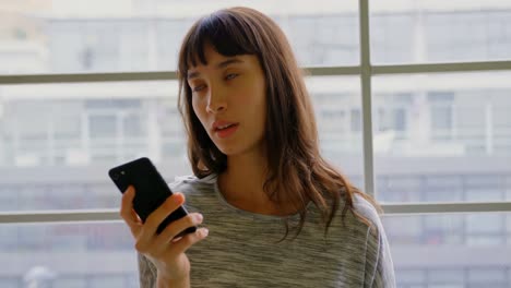 mujer de negocios hablando por teléfono móvil en una oficina moderna 4k