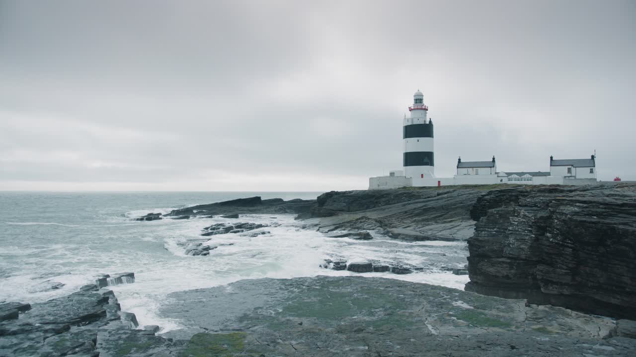 Faro sulla tempestosa costa irlandese.