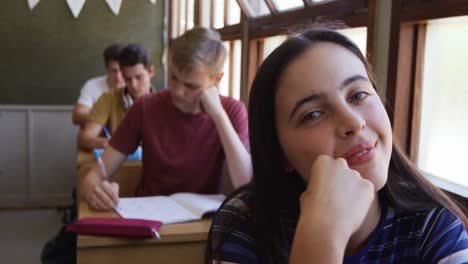 retrato de una adolescente en un aula de escuela