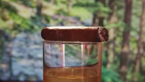 Cigarro-Encendido-Encima-De-Un-Vaso-De-Whisky