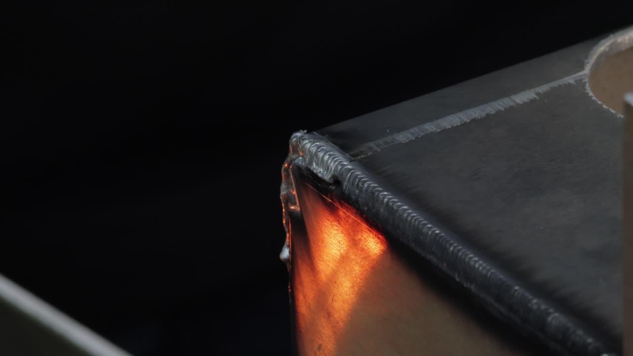 손잡이 총을 가진 레이저 용접 기계. 레이저 용접은 클로즈업으로 표시됩니다.