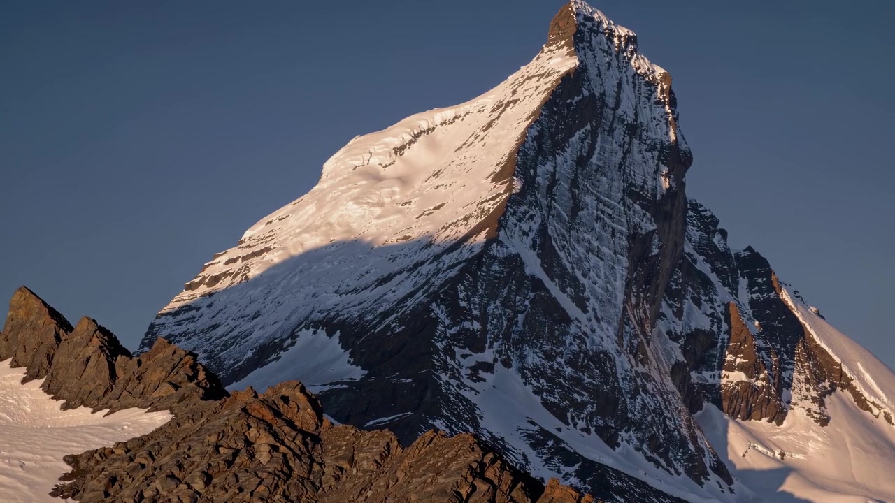 La vetta del Cervino all'alba nelle Alpi Svizzere