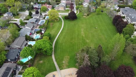drone volando sobre el parque burlington en tiempo nublado en verano
